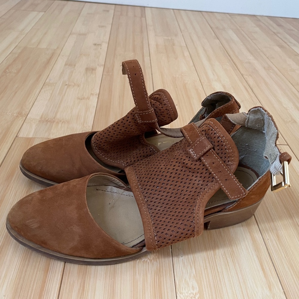 House of Harlow 1960 Tan Suede Shoes